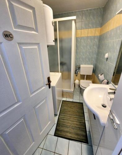 One-Bedroom Apartment image 4