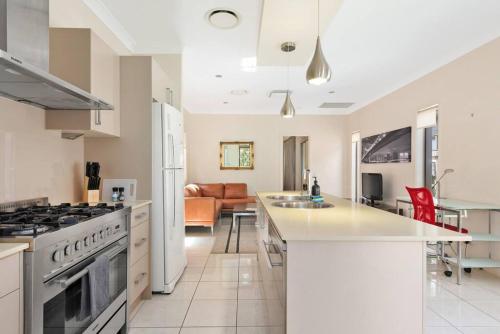 Impeccable Modern 1 Bedroom Apartment ~ Taringa Room Type - One-Bedroom Apartment
