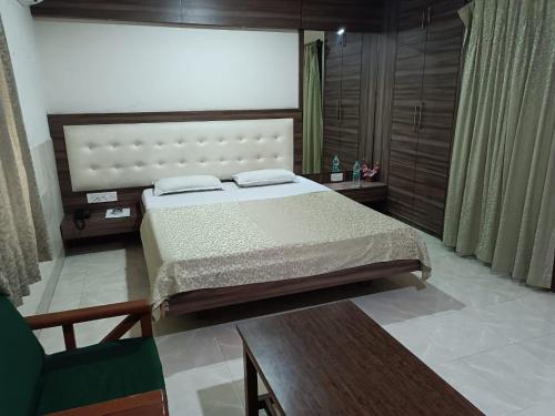 1 queen bed, 1 sofa bed