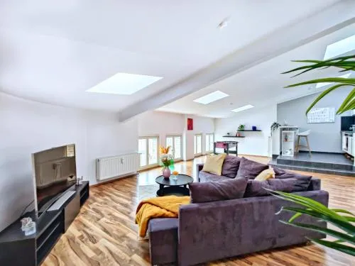 Großes modernes Loft mit Tischkicker, Billiard und Heimkino in Uni und Klinik Nähe in Magdeburg, Deutschland