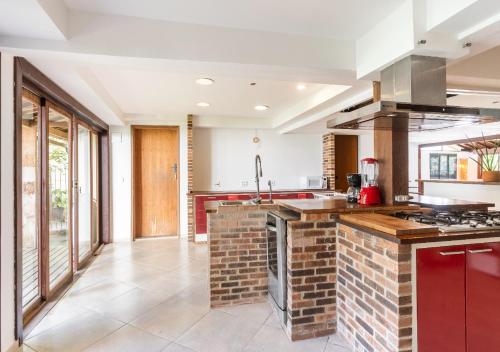 Kitchen, Casa exclusiva para ate 4 p- Ilha Tropical Gigoia - Metro & Praia perto in Rio De Janeiro