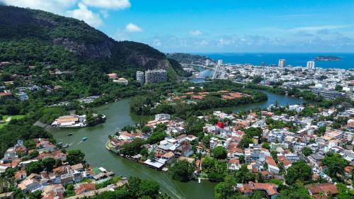 Exterior view, Casa exclusiva para ate 4 p- Ilha Tropical Gigoia - Metro & Praia perto in Rio De Janeiro