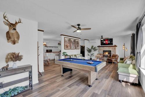 Pool Table - Game Room - Spacious Home in Poconos in Pocono Summit, USA