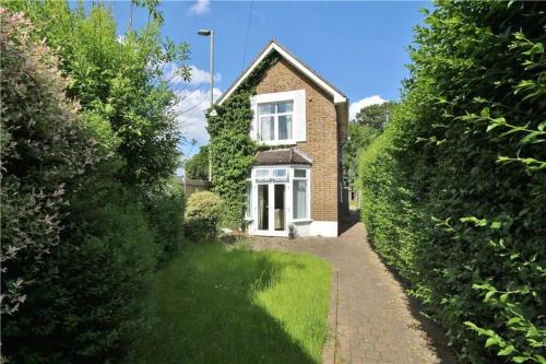 Detached 4-Bed House near Heathrow - Egham