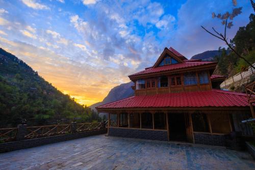 Viesnīcas āriene, Tirthan village resort in Gushaini