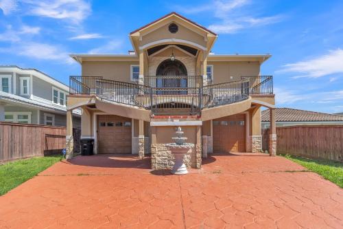 Charming 2 Story Retreat home in Dickinson, USA