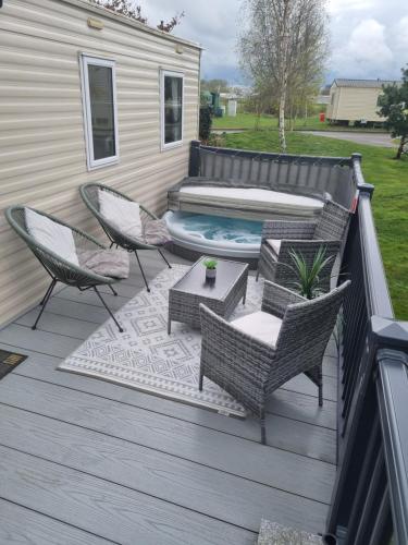 Luxury caravan and Tattershall lakes with private hot tub and WiFi