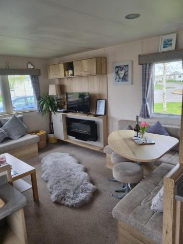 Luxury caravan and Tattershall lakes with private hot tub and WiFi