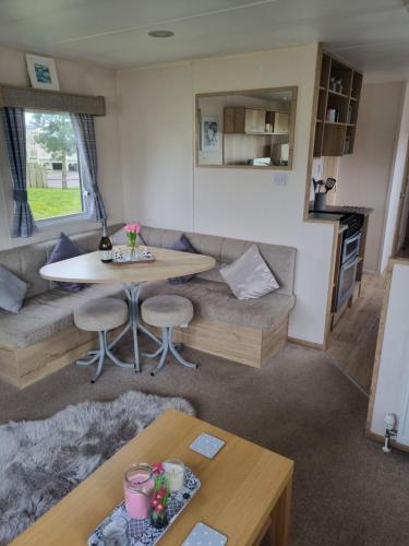 Luxury caravan and Tattershall lakes with private hot tub and WiFi