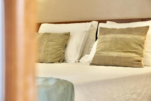 Deluxe Double Room image 7