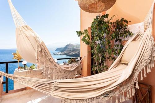Helle und modern eingerichtete Ferienwohnung mit zwei Balkonen mit Meerblick sowie mit Gemeinschaftspool