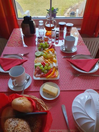 อาหารและเครื่องดื่ม, Ferienwohnung am Wald in เชอเนเฟลด์