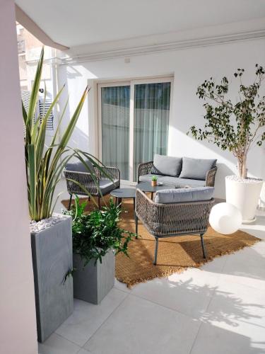 Deluxe Double Room with Balcony image 2