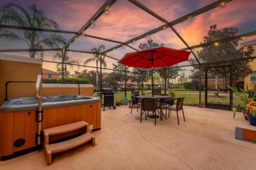 HOT TUB and free clubhouse 3 5mi from Disney