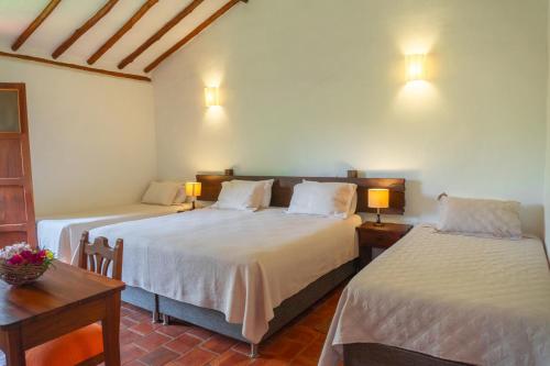 1 queen bed, 2 twin beds