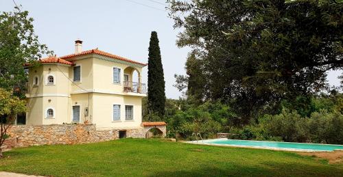 Cottage with private boat & pool