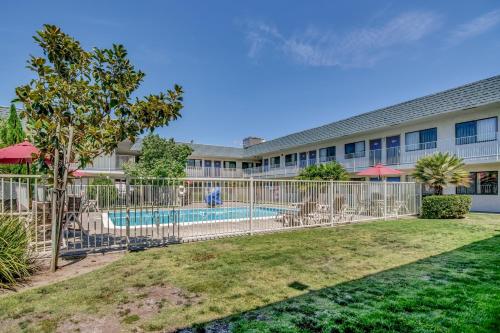 Photo - Super 8 by Wyndham Tracy