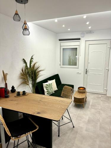 MYROVOLOS APARTMENTS in คีโอส