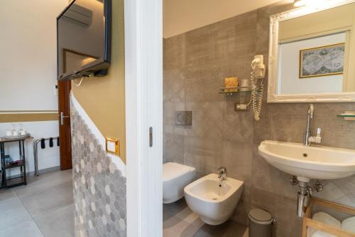Junior Suite with Balcony image 9