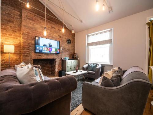 A Vibrant Characterful Mews House with Air Con - Pass the Keys - image 14