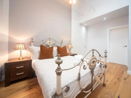 Pass the Keys A Vibrant Characterful Mews House with Air Con - image 2