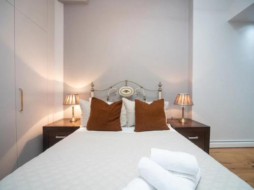 Pass the Keys A Vibrant Characterful Mews House with Air Con - image 14