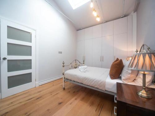 Pass the Keys A Vibrant Characterful Mews House with Air Con - image 9