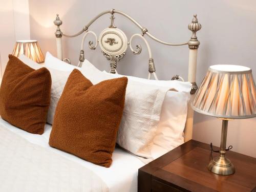 Pass the Keys A Vibrant Characterful Mews House with Air Con - image 8