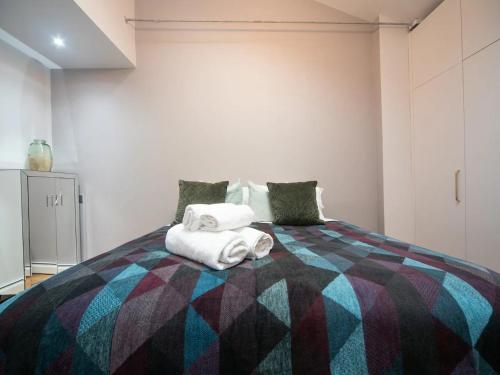 Pass the Keys A Vibrant Characterful Mews House with Air Con - image 4