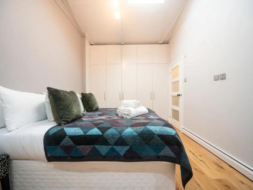 Pass the Keys A Vibrant Characterful Mews House with Air Con - image 12