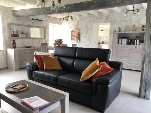 設施, Les mimosas in 魯亞安加式