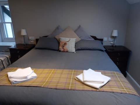 1 queen bed, 1 twin bed