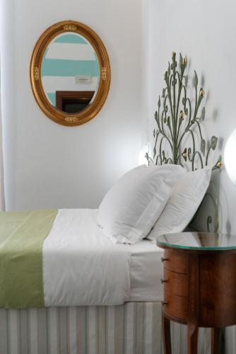 Deluxe Double Room image 10