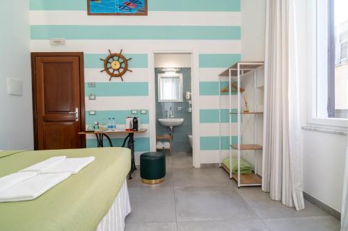 Deluxe Double Room image 7
