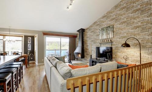 Condo 58 Chemin de la Corniche by Les Chalets Alpins in Stoneham (QC)