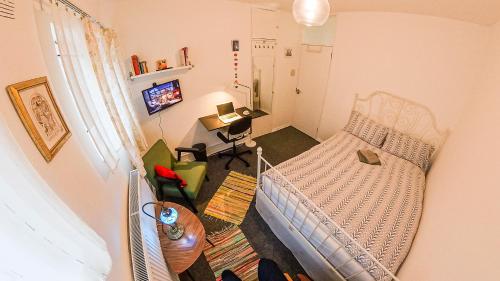 Centrally Located Comfortable Room in London, Londra