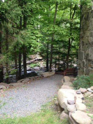 STREAMSIDE CABIN IN THE CATSKILLS in Chichester, USA