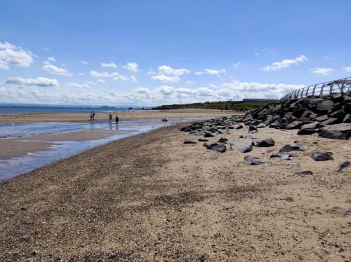 Spacious Luxury 3 Bedroom Flat in Kirkcaldy, Fife in คิกคาล์ดี