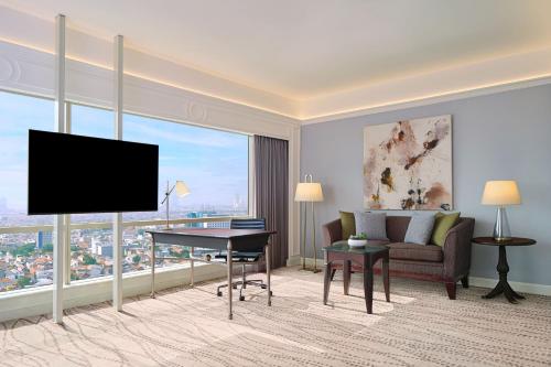 Junior King Suite with Skyline View - Executive Lounge Access image 2