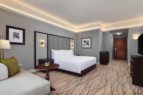 King Room with City View image 2