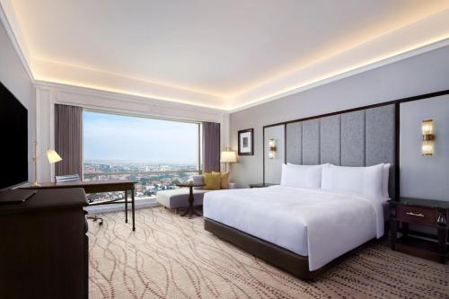 King Room with City View room in JW Marriott Hotel Surabaya