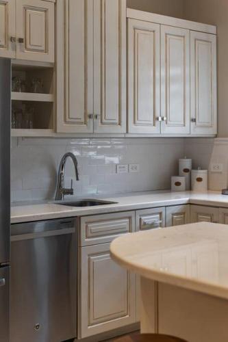 Casa Regina, Stylish 3BR Home in Centro with Rooftop & Jacuzzi