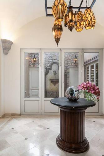 Casa Regina, Stylish 3BR Home in Centro with Rooftop & Jacuzzi