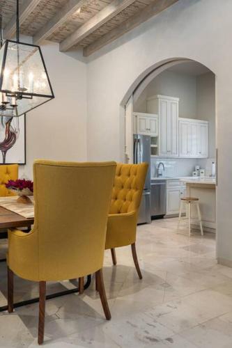 Casa Regina, Stylish 3BR Home in Centro with Rooftop & Jacuzzi