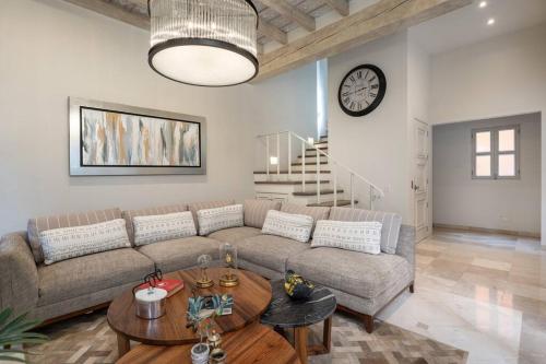 Casa Regina, Stylish 3BR Home in Centro with Rooftop & Jacuzzi