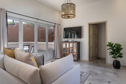 Casa Regina, Stylish 3BR Home in Centro with Rooftop & Jacuzzi