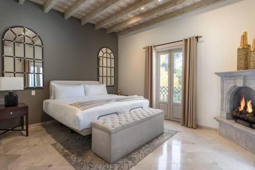 Casa Regina, Stylish 3BR Home in Centro with Rooftop & Jacuzzi