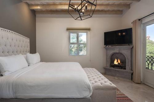 Casa Regina, Stylish 3BR Home in Centro with Rooftop & Jacuzzi