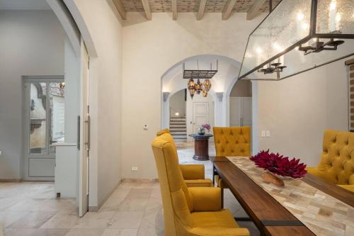 Casa Regina, Stylish 3BR Home in Centro with Rooftop & Jacuzzi