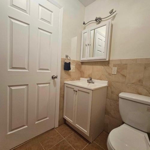 Travelers Long Stay with Private Bathroom Divine Villa and Resorts 5mins to EWR Airport and 4mins to Penn Station Newark, New York in Newark, USA
